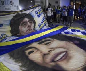 El legendario astro deportivo argentino Diego Maradona sigue convaleciente el miércoles de la operación de un hematoma en la cabeza, cuya extracción exitosa causó alivio al mundo del fútbol, aunque aún se espera la evolución satisfactoria de su salud. FOTO AFP