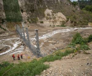 Guatemala: La titánica tarea por retener la basura que fluye en el Río Motagua