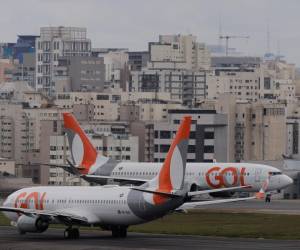 <i>Fotografía de archivo de dos aviones de la aerolínea Gol en el aeropuerto de Congonhas, en Sao Paulo (Brasil). EFE/ Isaac Fontana</i>