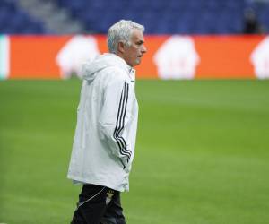 Fotografía de Rodrigo Jiménez, en la que puede verse en una imagen de archivo del pasado 24 de febrero al entrenador del Benfica, José Mourinho, durante su última visita al estadio Santiago Bernabéu, en Madrid. EFE