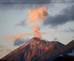 El volcán de Fuego genera explosiones débiles y moderadas que producen columnas de ceniza que alcanzan hasta 5.000 metros de altura sobre el nivel del mar.