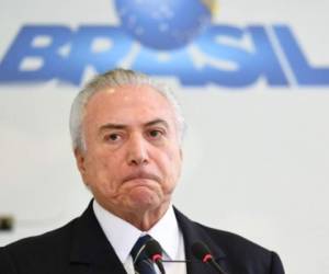 Según el diario O Globo, Temer instó en una reunión en marzo a Joesley Batista, dueño del gigante mundial de la alimentación JBS, a seguir pagando sobornos para mantener callado al expresidente de la Cámara de Diputados, Eduardo Cunha, condenado en marzo a 15 años de cárcel por su implicación en el esquema de corrupción en Petrobras. Foto/AFP