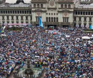 Las protestas por escándalos de corrupción presionan al Presidente (Foto: @lahoraagt)