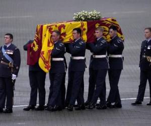 Los portadores del féretro del Queen’s Colour Squadron (63 Squadron RAF Regiment) llevan el ataúd de la reina Isabel II al Royal Hearse después de haberlo retirado del C-17 en la base aérea de la Royal Air Force Northolt el 13 de septiembre de 2022, antes de llevarlo a Buckingham. Palace, para descansar en el Bow Room. (Foto de Kirsty Wigglesworth / PISCINA / AFP)