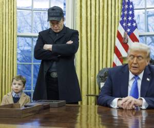 <i>Fotografía de archivo del 11 de febrero de 2025 del presidente de los Estados Unidos, Donald Trump (d), junto al magnate Elon Musk durante una reunión en la despacho oval de la Casa Blanca, en Washington (EE.UU.). EFE/EPA/Aaron Schwartz / POOL</i>