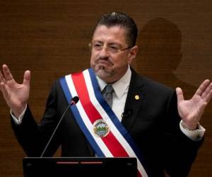 Chaves brindó mensajes claros a diversos sectores, pero omitió mencionar la materia ambiental en su primer discurso como mandatario de la República. (Photo by Ezequiel BECERRA / AFP)