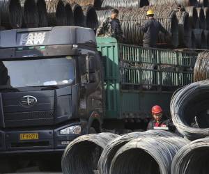 <i>Trabajadores chinos transportan productos de acero en un mercado mayorista en Shenyang, provincia de Liaoning, noreste de China. EPA/MARK CHINA OUT ARCHIVO</i>