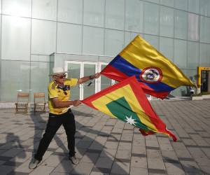 <i>Un seguidor del candidato presidencial Abelardo de la Espriella, celebra al final de la jornada electoral este domingo en Barranquilla (Colombia). El candidato de ultraderecha Abelardo de la Espriella, del movimiento Defensores de la Patria, y el izquierdista Iván Cepeda, del Pacto Histórico, diputarán en segunda vuelta la Presidencia de Colombia el próximo 21 de junio tras ser los más votados en la primer ronda.EFE/ Ernesto Guzman Jr</i>