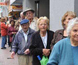 La porción de latinoamericanos mayores de 65 años pasará en 30 años del 7% actual a casi el 20%, pero actualmente sólo un 45% de los trabajadores aportan a un plan de retiro. (Foto: Archivo).