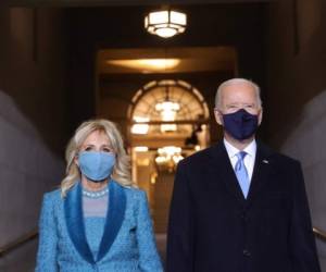 El presidente electo de los Estados Unidos, Joe Biden y Jill Biden, llegan antes de su toma de posesión como el 46 ° presidente de los Estados Unidos en el frente occidental del Capitolio de los Estados Unidos en Washington, DC el 20 de enero de 2021 (Foto de Win McNamee / POOL / AFP).