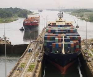 Barcos entrando al Canal de Panamá en las Esclusas de Gatún en el lado Atlántico, en dirección oeste hacia el Pacífico. (Foto: 123RF).