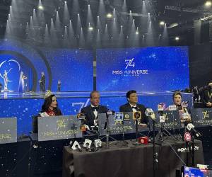 <i>El presidente y copropietario de Miss Universo, Raúl Rocha, negó este lunes las acusaciones de fraude que han circulado sobre la victoria de la mexicana Fátima Bosch en el certamen de belleza, y anunció acciones legales contra medios de comunicación que hayan difundido informaciones que considere difamatorias. En la imagen, la mexicana Fátima Bosch (i) junto a Raúl Rocha (i) tras su nombramiento el pasado 21 de Noviembre, en el Impact Challenger, Nonthaburi. EFE/ Héctor Pereira</i>