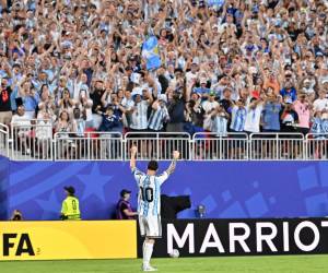 <i>Lionel Messi selló este martes la victoria de Argentina en la edición 23 del Mundial con un triplete que lo encumbra con 16 como máximo goleador de todas las copas al lado del alemán Miroslav Klose. EFE/EPA/AMY KONTRAS</i>