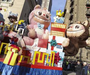 La carroza que transportaba a dos de estas gigantescas figuras, bautizadas como Labubu y Mokoko -el primero de color marrón y el segundo con pelaje rosa y nariz en forma de corazón- se paseó entre las calles de la Gran Manzana bajo el lema 'Friendsgiving in Pop City' FOTO EFE/EPA/SARAH YENESEL