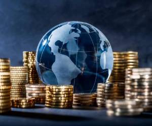<i>La entidad señala que Estados Unidos registrará previsiblemente un crecimiento en 2026 del 2,1 % y del 2 % en el 2027. Además, el principal foco de vulnerabilidad será la trayectoria fiscal. gopixa / Getty Images/iStockphoto</i>