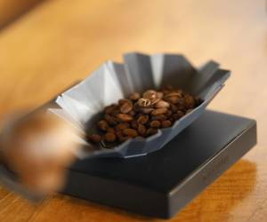 <i>Fotografía de granos de café sobre una pesa, durante una cata el 17 de julio de 2025 en la Hacienda La Esmeralda, en el pequeño pueblo de Boquete (Panamá). En medio del auge mundial del ecoturismo, Panamá celebra un singular evento que permite asomarse al complejo mundo del café de lujo en el país centroamericano. En manos de familias de terratenientes desde hace casi un siglo, ahora cuenta con un nuevo enfoque más abierto al público. EFE/Bienvenido Velasco</i>