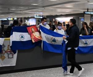 <i>Activistas y simpatizantes esperan la llegada de presos políticos de Nicaragua al Aeropuerto Internacional Dulles en Dulles, Virginia, el 9 de febrero de 2023, luego de que fueran liberados por el gobierno de Nicaragua. - Más de 200 opositores de Nicaragua detenidos llegaron a EE.UU. luego de ser liberados por las autoridades, dijeron familiares y opositores. El parlamento de Nicaragua votó el jueves para despojar a los opositores políticos de su nacionalidad. (Foto de ANDREW CABALLERO-REYNOLDS / AFP)</i>