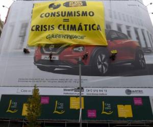 Las iniciativas contra el Viernes Negro ('Black Friday') se multiplicaron en varios países para denunciar el consumo y sus consecuencias climáticas, con huelgas en Alemania, una cadena humana en Holanda o el bloqueo de almacenes de Amazon en Francia.