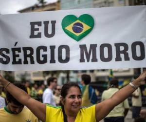 La operación 'Lava Jato', lanzada en 2014 por el juez de primera instancia Sergio Moro, ha implicado a políticos y empresarios y fragilizado el gobierno de izquierda de la presidenta Dilma Rousseff. (Foto: AFP).