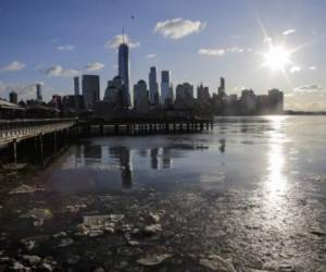 Hielo flota a lo largo del río Hudson, al fondo se observa la ciudad de New York tras el ciclón de nieve causado por la tormenta Grayson. Eduardo Munoz Alvarez/Getty Images/AFP