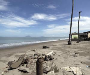 Fotografía del 18 de junio de 2026 que muestra escombros de casas destruidas en la aldea Cedeño, al sur de Honduras. EFE/Gustavo Amador