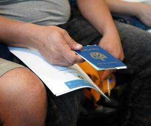 <i>Foto de archivo de un inmigrante cubano que espera su turno para entregar su aplicación de entrada a Estados Unidos, en la frontera de El Paso, Texas (Estados Unidos). EFE/César Contreras</i>