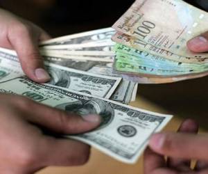 Las autoridades responsabilizan al dólar negro de la inflación de 68% en 2014 y de la escasez de productos. (Foto: infobae.com).