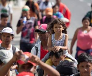 MEX47. GUADALAJARA (MÉXICO), 19/11/2018.- Grupos de migrantes centroamericanos continúan su recorrido por carreteras del estado Jalisco (México) hoy, lunes 19 de noviembre de 2018, para encontrarse con los cerca de cuatro mil que ya han arribado a la fronteriza Tijuana, donde prevén entrar a Estados Unidos. EFE/Francisco Guasco