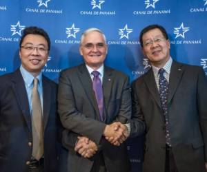 De izquierda a derecha: Paul Xu, gerente general de la naviera China COSCO Shipping; Jorge Luis Quijano, administrador del Canal de Panamá; y Zhang Guodong, gerente general de la naviera China COSCO Shipping