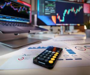 <i>Los principales exponentes son Polymarket y Kalshi, que permiten a los usuarios o 'traders' apostar dinero sobre la probabilidad de acontecimientos globales. Foto de iStock</i>