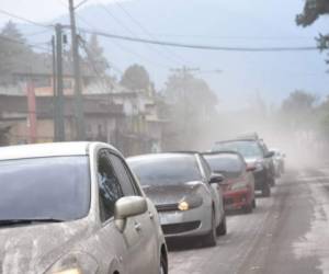 Varios carros permanecen cubiertos de ceniza tras la erupción del volcán de Fuego en Antigua Guatemala, Sacatepequez, el 3 de junio de 2018. / AFP PHOTO / ORLANDO ESTRADA