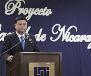 Niega contar con fuertes vinculaciones con el gobierno chino o su respaldo, pero el aumento de su fortuna fue casi tan rápido como su caída (perdió el 85% de su fortuna en la reciente crisis bursátil china).