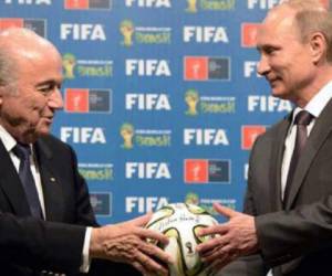 Blatter y el presidente ruso Vladimir Putin, cuando recibió la organización del Mundial 2018. (Foto: AFP).