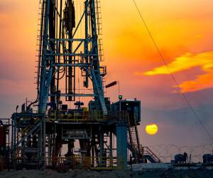 Arabia Saudita recortó precios del petróleo desde máximos por los cierres de China