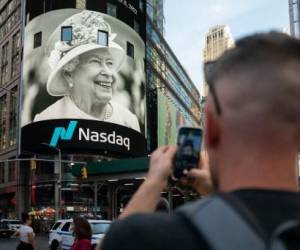 NUEVA YORK, NUEVA YORK - 8 DE SEPTIEMBRE: Una persona toma una foto de una cartelera digital de Times Square que muestra una foto de la reina Isabel II el 8 de septiembre de 2022 en la ciudad de Nueva York. (Foto de David Dee Delgado / GETTY IMAGES NORTE AMÉRICA / Getty Images vía AFP)