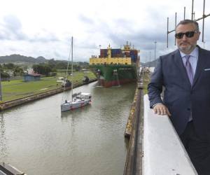<i>Fotografía cedida por la Autoridad del Canal de Panamá que muestra al senador republicano de Estados Unidos Ted Cruz posando este jueves, en Ciudad de Panamá (Panamá). EFE/ Nicolás Psomas/ Autoridad del Canal de Panamá</i>