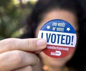 <i>Una persona muestra una calcomanía de Yo voté después de emitir su voto en la biblioteca de Palmetto Bay en la votación anticipada para las elecciones presidenciales estadounidenses de 2024 en Miami, Florida, EE. UU., el 29 de octubre de 2024. EFE/EPA/Cristobal Hererra-Ulashkevich</i>