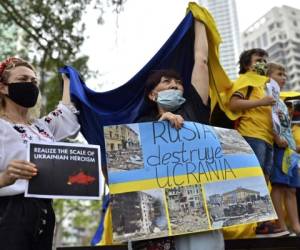 Ukranian citizens take part in a demonstration against the Russian invasion in Ukraine at the Urraca park in Panama City, on March 2, 2022. (Photo by Luis ACOSTA / AFP)