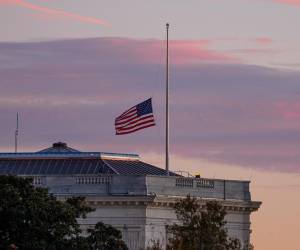 <i>Foto de archivo de las banderas estadounidenses en las oficinas de la Cámara de Representantes y del Senado en Washington D. C., Estados Unidos, el 4 de noviembre de 2025. EFE/AARON SCHWARTZ</i>