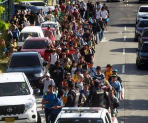 Migrantes salvadoreños se unen en la caravana rumbo a Estados Unidos el 28 de octubre de 2018. (MARVIN RECINOS / AFP)