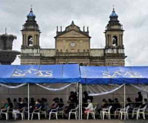 Personas esperan ser vacunadas con la vacuna de AstraZeneca en la plaza de la Constitución en Ciudad de Guatemala. (Photo by Johan ORDONEZ / AFP)