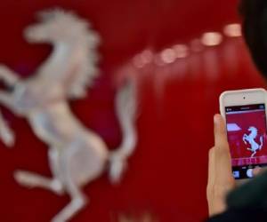 Ferrari va a colocar aproximadamente el 9% de su capital, los accionistas mantendrán el 80% y Piero Ferrari, hijo del fundador, el 10%. Si se calcula la acción a US$52, la filial estaría valorada en un precio inicial de US$9.920 millones. (AFP).