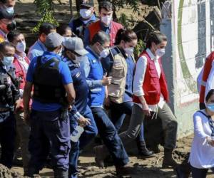 Queen Letizia of Spain (C-R), accompanied by Honduran President Juan Orlando Hernandez (C-L) and his wife Ana Garcia de Hernandez, visits victims of tropical storms Eta and Iota in the community of Flores de Oriente, La Lima municipality, Cortes department, in northern Honduras on December 15, 2020. - Queen Letizia is in the country on an official two-day visit to learn about the effects left by tropical storms Eta and Iota and deliver the first part of a 120-ton donation for the affected to cope with the situation. (Photo by Wendell ESCOTO / AFP)