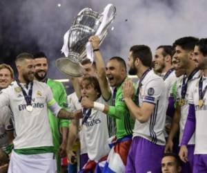 Real Madrid's Croatian midfielder Luka Modric lifts the trophy after Real Madrid won the UEFA Champions League final football match between Juventus and Real Madrid at The Principality Stadium in Cardiff, south Wales, on June 3, 2017. / AFP PHOTO / JAVIER SORIANO