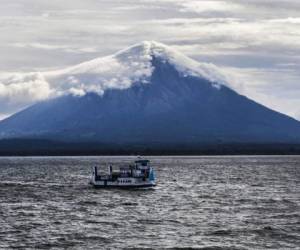 A ferry is seen off the coast of Ometepe Island, Nicaragua, on October 25, 2018. - The chase that opposition protesters underwent by paramilitaries on the island of Ometepe, in Nicaragua's Lake Cocibolca, scared off tourists who used to refuse leaving this paradisiacal destination even as one of its volcanoes erupted. (Photo by AFP)