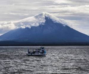 A ferry is seen off the coast of Ometepe Island, Nicaragua, on October 25, 2018. - The chase that opposition protesters underwent by paramilitaries on the island of Ometepe, in Nicaragua's Lake Cocibolca, scared off tourists who used to refuse leaving this paradisiacal destination even as one of its volcanoes erupted. (Photo by AFP)