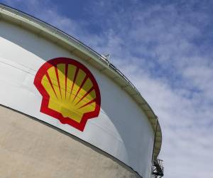 <i>Foto que muestra tanques de petróleo y gasolina en el Parque de Energía y Químicos de Shell, este miércoles, en Rheinland, Colonia, Alemania. EFE/EPA/Christopher Neundorf</i>