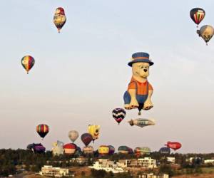 Algunos de los 100 globos aerostáticos que participan en el Festival Internacional de Globos Aerostáticos, sobrevuelan León, estado de Guanajuato, México, el 14 de noviembre de 2020, en medio de la pandemia del coronavirus COVID-19. - El festival se realizó sin espectadores para evitar aglomeraciones y evitar contagios. (Foto de Ulises Ruiz / AFP)