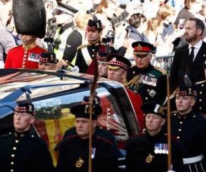 Carlos III encabeza procesión fúnebre de Isabel II en Edimburgo