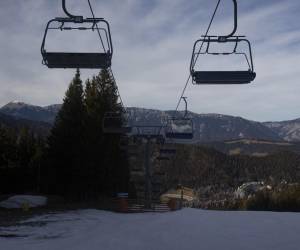 <i>Los asientos de un telesilla están vacíos en la estación de deportes de invierno Zauberberg en Semmering, Baja Austria, el 8 de enero de 2023. - Muchas estaciones de esquí alpino han cerrado total o parcialmente debido a la falta de nieve y las altas temperaturas, ya que Europa ha visto lo que los expertos tienen. se dice que es un clima invernal cálido “extremo”. (Foto de Alex HALADA / AFP)</i>